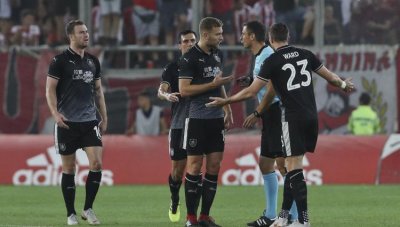 Фен на Бърнли беше намушкан с нож в Гърция