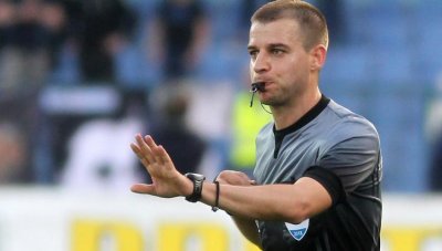Стефан Апостолов ще ръководи мача Етър - Левски