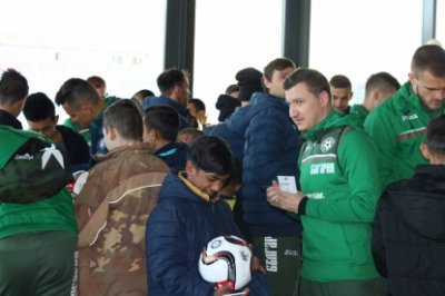 Националите ни по футбол зарадваха децата от Центъра за настаняване от семеен тим в Разград (ВИДЕО)