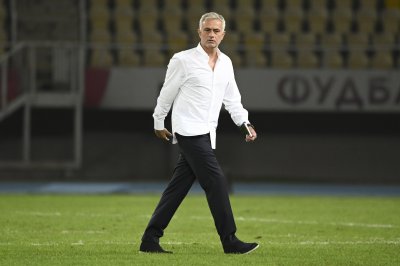 Моуриньо накара да сменят "малките" врати на Националния стадион в Скопие