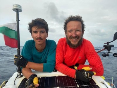 Баща и син българи преплаваха Атлантическия океан със собствена лодка