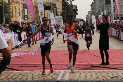 Мароканци спечелиха маратона на София с рекордно бягане на трасето