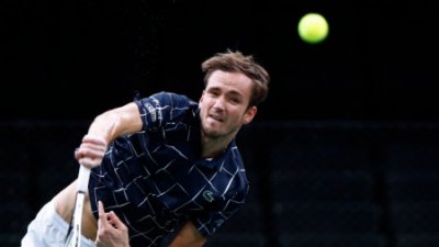 Медведев отново надви Зверев за първи успех на финалите на ATP