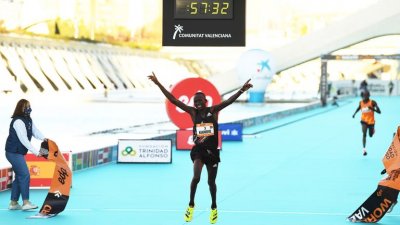 Кибивот Канди счупи световния рекорд на полумаратона във Валенсия