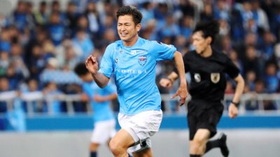 Японски футболист влезе в игра на 54 години