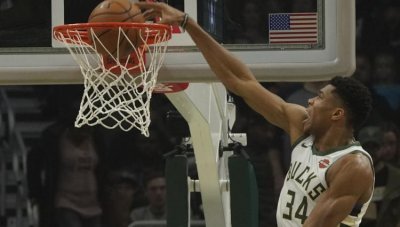 Антетокумпо с &bdquo;трипъл-дабъл&rdquo; при разгром на Бъкс над Сакраменто