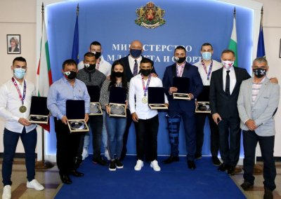 Красен Кралев награди медалистите от Европейското първенство по вдигане на тежести