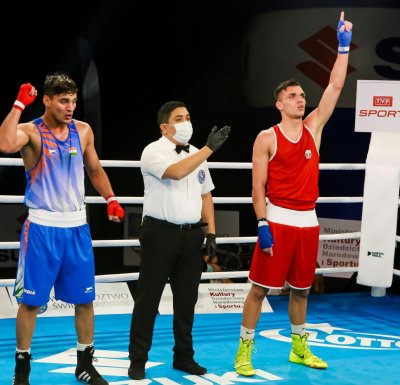 Росенов и Чолов в битки за финала на Световното по бокс
