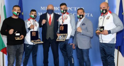 Министър Кралев награди медалистите от Световното по бокс за младежи и девойки