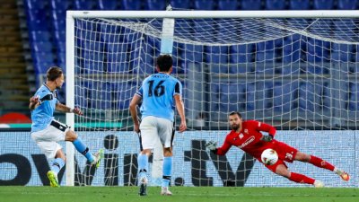 Лацио остана в битката за Калчото след победа над Фиорентина