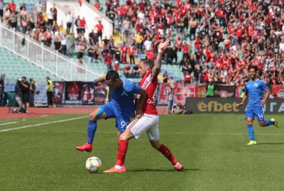 Дерби за историята! Зрелищно равенство между "сини" и "червени"