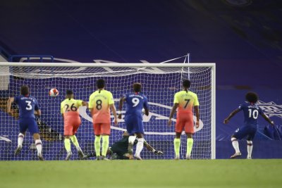 Челси свърши работата на Ливърпул и донесе на "мърсисайдци" първа титла от 3 десетилетия