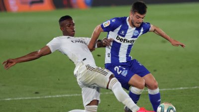 Реал се доближи до титлата след успех над Алавес