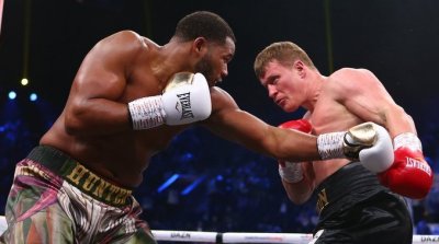 Поветкин нокаутира Уайт, чака победителя от Фюри-Уайлдър