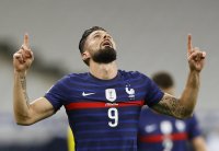 Два гола на Жиру помогнаха за успех на Франция над Швеция