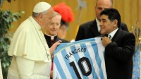 Папа Франциск се моли да душата на Марадона