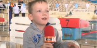 Малкият Юли, за когото мечтата е да е в басейна (видео)